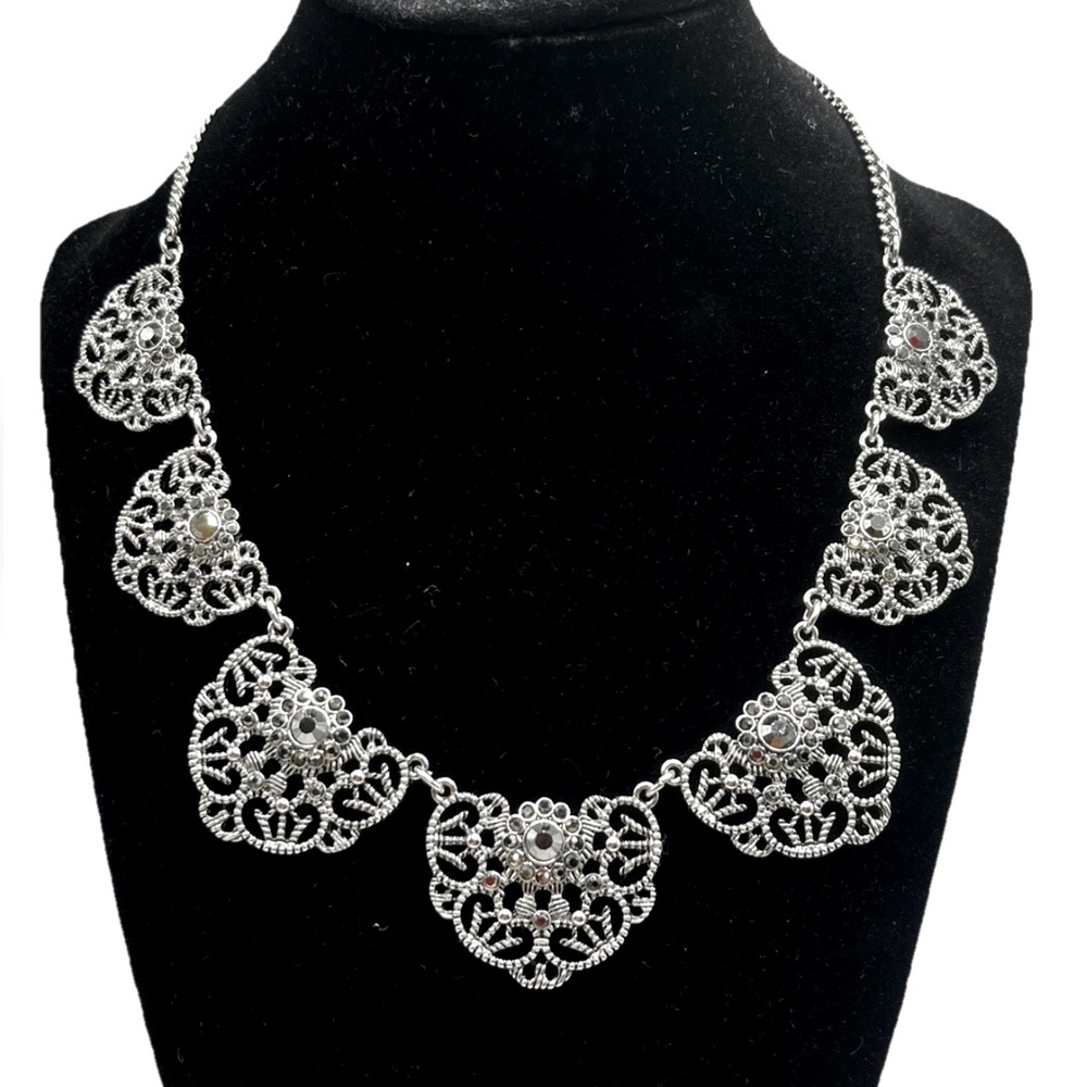 Stunning vintage silver tone filigree ornate chic bib necklace gray rhinestones